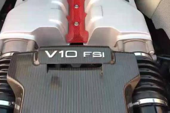 视频：火力全开！奥迪R8的5.2V10发动机