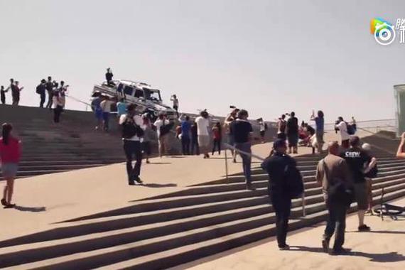 视频：奔驰六驱越野车到底有多霸气？