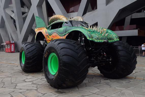 燃爆！“疯狂大脚怪”携Dragon空降鸟巢！