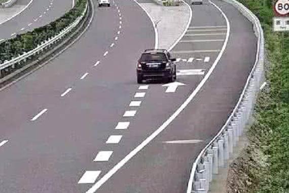 经验丰富的司机也没躲过？驶离高速路未打转向灯被罚
