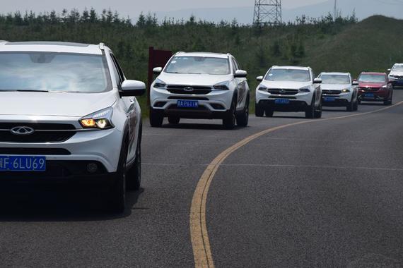 盲目倒车撕名牌 这次“跑男”在草原天路玩的有点大