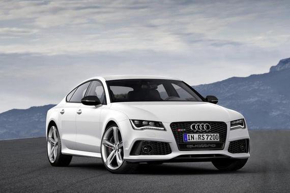 小伙开保时捷911出街，竟然被一辆奥迪给侮辱了！