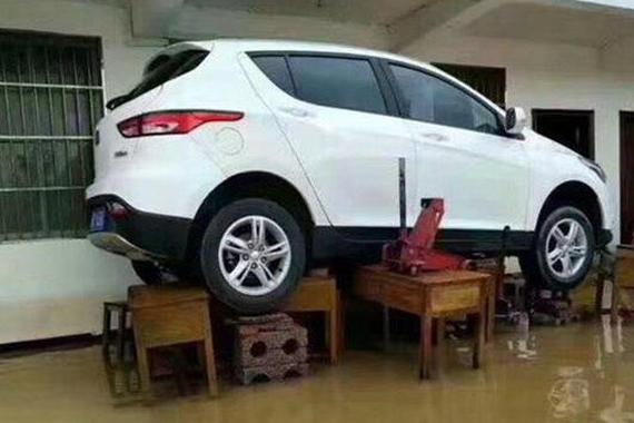 南方暴雨，看车主为保护爱车如何天马行空、脑洞大开