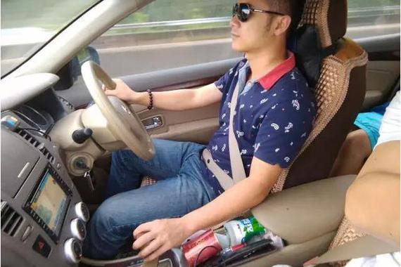 老司机都喜欢单手开车，为何和教科书的规矩不一样呢