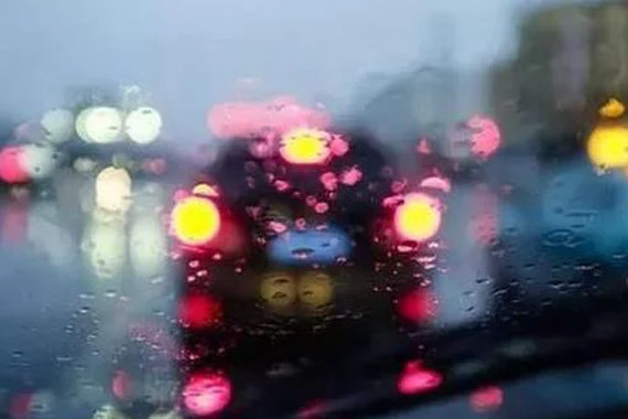 挡风玻璃脏了还在用毛巾擦?一招，让车玻璃恢复如新