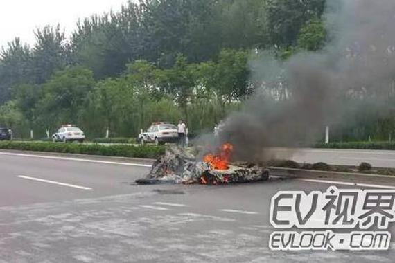 河北省邯郸市沙曹公路一辆电动汽车起火自燃