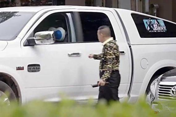 名气堪比赵本山，1米6的潘长江，座驾个个都是巨无霸！