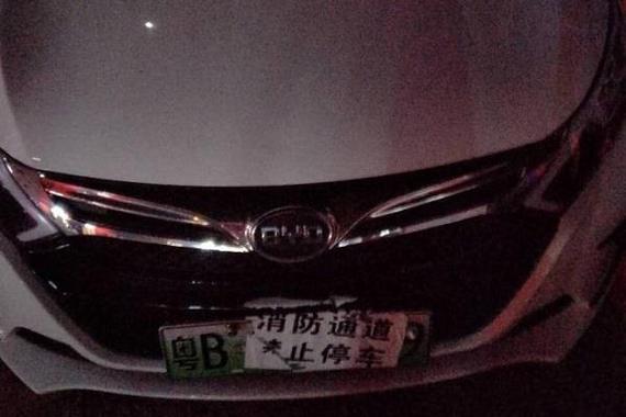 这辆比亚迪停在了消防通道，车主回来后彻底崩溃了
