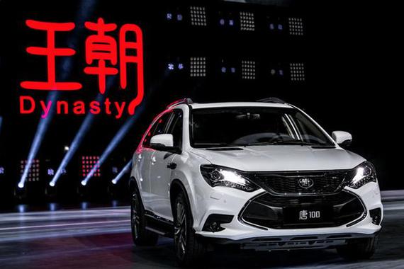 路边停一台SUV，车尾有美女在洗澡，看车标恍然大悟