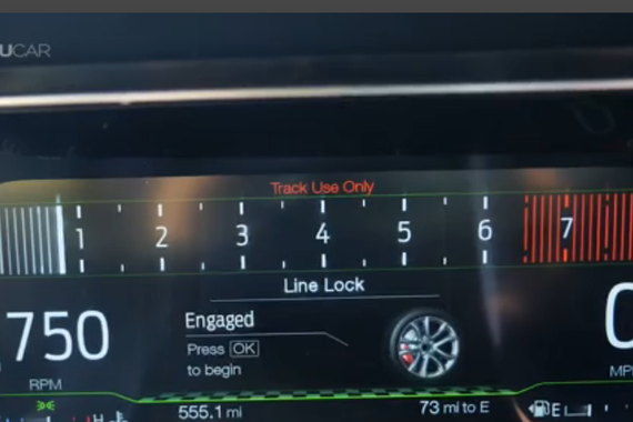 视频:就是这么拉风 福特野马炫酷烧胎展示