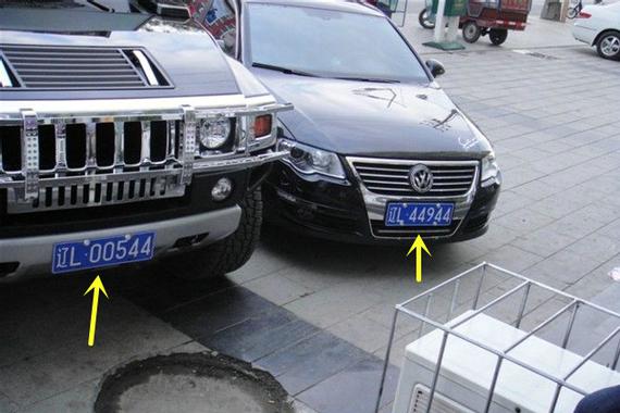悍马H2和大众在一起，两个车牌天生一对，瞬间感觉一股霸气