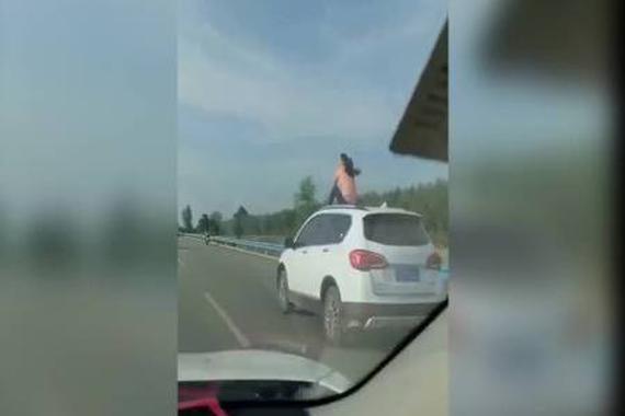 除非你开坦克，否则这种车能离多远就离多远！