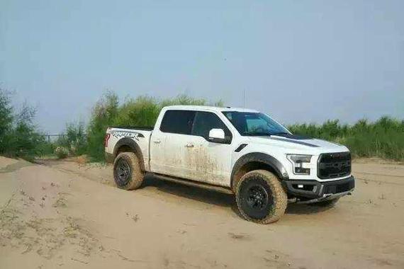 F150喊救命，拖拉机来救场，F250心想：真给猛禽丢脸！