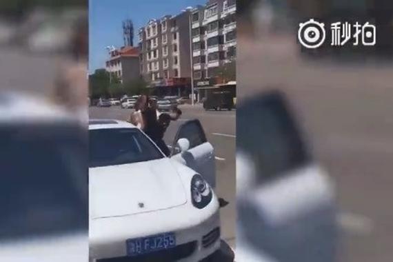 视频：火气好大 丰田普拉多VS保时捷Panamera