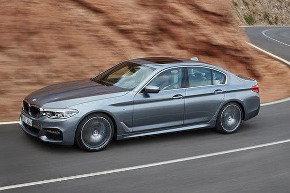 男子刮坏宝马留纸条，车主不要赔偿还帮找工作