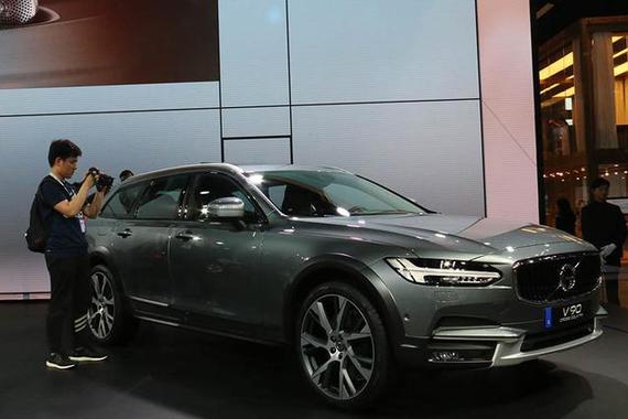 沃尔沃V90 首撞，追尾车头变形，这防撞梁真良心