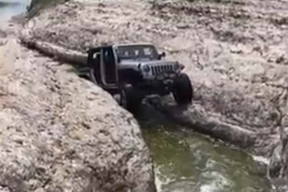 视频：翻山越岭还过河 Jeep牧马人岩石河道极限越野