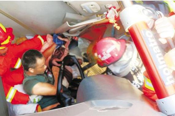 车祸切割救援有危险 消防员用身体护住司机(图)
