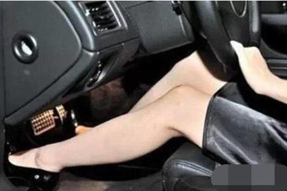 面对紧急情况，应该如何刹车？点刹还是踩死？