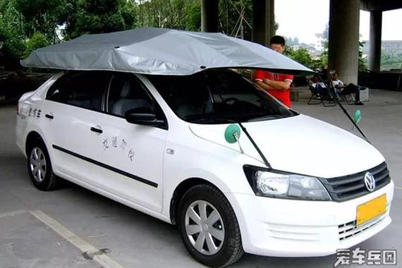 户外停车暴晒后，怎样才能快速降低车内温度？