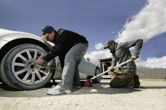 屌丝开车，也得带上这11样东西，关键时刻能保命！