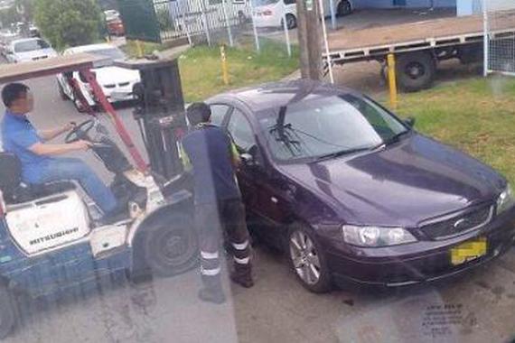 车主贪图方便停车路边，回来时爱车却不翼而飞