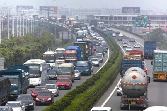 在高速路上尿急，男生好解决，女生怎么办？