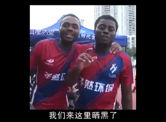 非洲小哥在天安门广场中暑晕倒,奔驰说:没晒得死-本事!