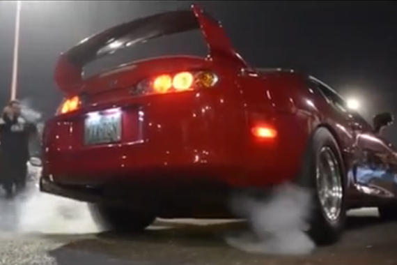 视频:被抢镜还是要耍酷 丰田Supra疯狂炫酷
