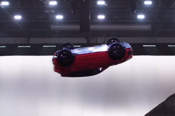 视频：运动的极致！E-Pace吉尼斯360度定轴回旋