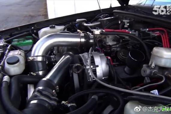 视频：老爷车也疯狂！别克老爷车急加快比赛