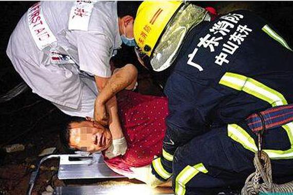 警示:车祸无受伤 围观却坠桥