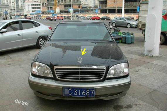 车标像奥迪，跑车和货车都要躲着开，宾利见到要让行