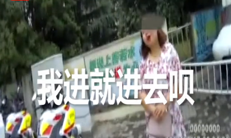 女子当众脱裤子 交警面前中国司机那些奇葩事