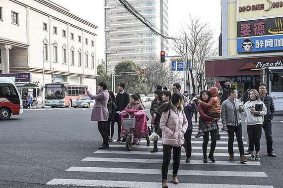 撞上了闯红灯的人，这账该怎么算？老实赔钱吧