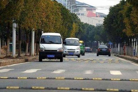 五菱面包车过减速带，机油一地，奥迪卡得不能动弹