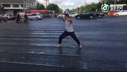 女子当众脱裤子 交警面前中国司机那些奇葩事