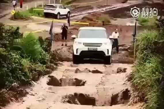 视频：也许只有路虎才能过这么大的坑了