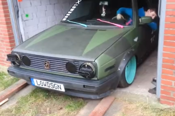 视频：好想帮忙！改装低趴高尔夫艰难驶出车库