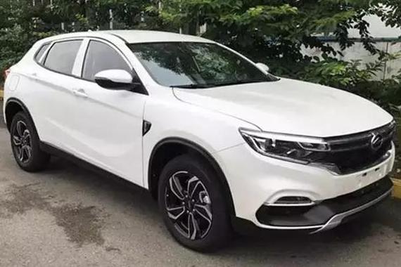 新款皇冠曝光，外观摆脱了老旧保守的形象？