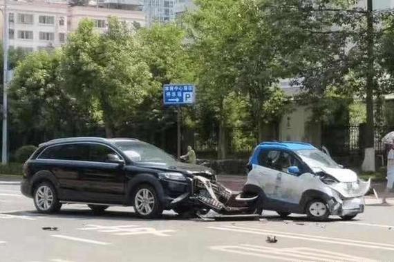 奥迪Q7豪车撞上3万块的小车，结果整个脸都不见