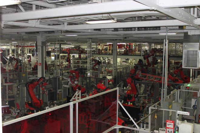 特斯拉工厂由两条主要生产线组成。当时，第一行专用于Model 3，而第2行则负责Model X。