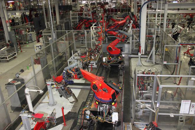 特斯拉生产线部署了150多个机器人。