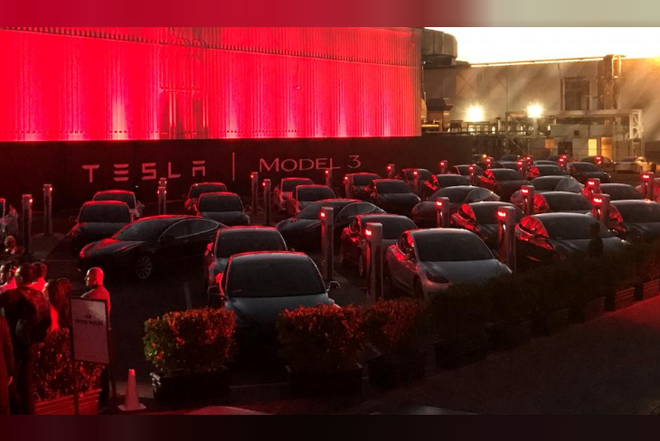 马斯克终于将首批特斯拉Model 3交付给了用户