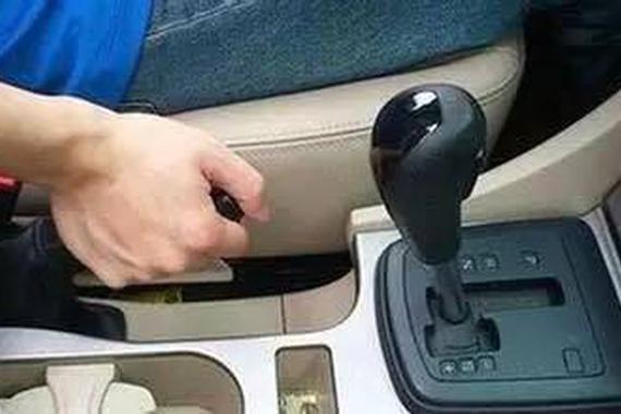 档位上的字母P、R、N、D、S、L代表什么？