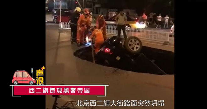 奇葩网红竟搞这样的直播 马路上拦车脱衣 竟然...