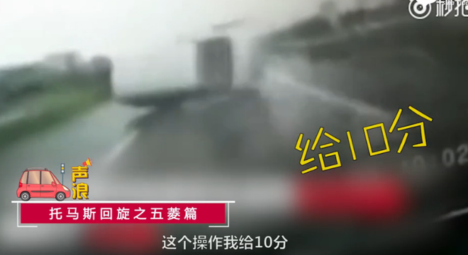 奇葩网红竟搞这样的直播 马路上拦车脱衣 竟然...