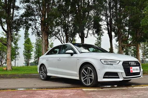 不到20万，妹子们最爱的“小A4”，到底省不省油？