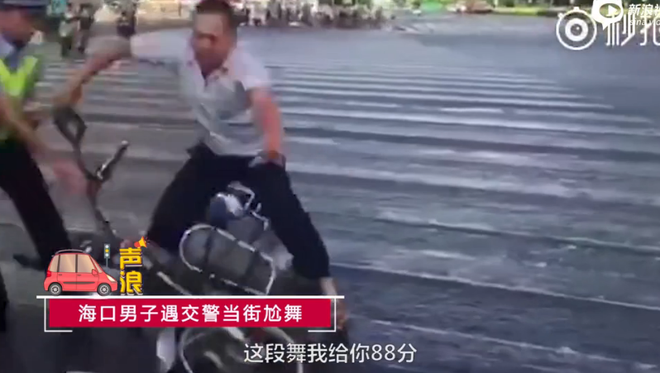 奇葩网红竟搞这样的直播 马路上拦车脱衣 竟然...