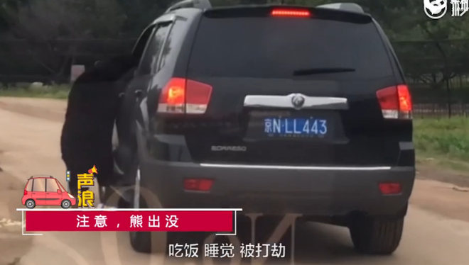 奇葩网红竟搞这样的直播 马路上拦车脱衣 竟然...